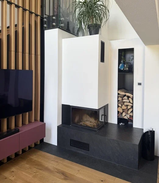 Hoher Putzofen mit Natursteinbank und Regal 