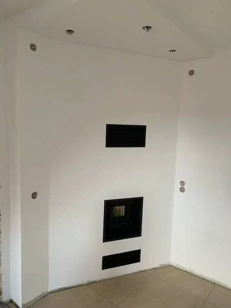 Aussenbefeuerung schlicht in die Wand integriert