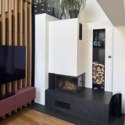 Hoher Putzofen mit Natursteinbank und Regal 